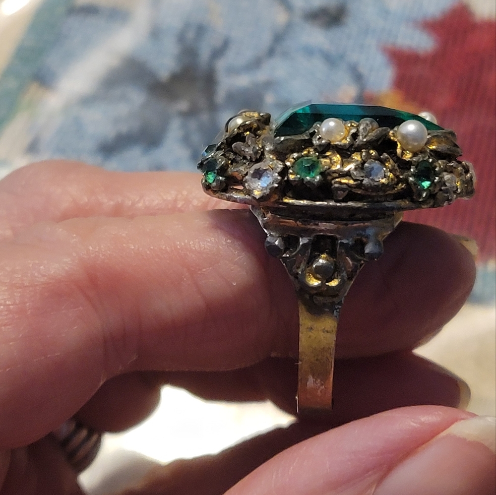 Elegant Vintang Green Statement Ring - image 3